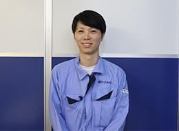 先輩と一緒に現場で作業中。分からないことはすぐに教えてもらえます
