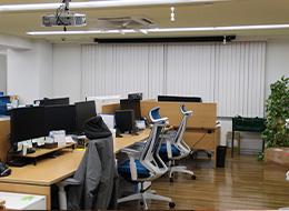 オフィスにはフリードリンクなども完備。季節に合わせた装飾も行っています♪