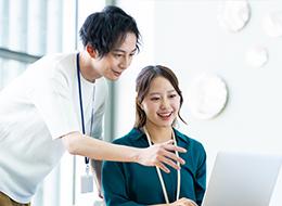技術力の高いエンジニアが揃っていながら、若い社員が多いからこそ生まれる活気ある職場です！