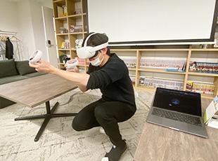「遊びにも全力が合言葉！」社内はフリーアドレス制で、ラウンジでゲームや漫画も楽しめます◎