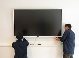 映像機器を設置する様子。チームで協力しながら業務を進めていきます！