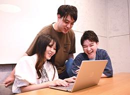 休日はゲーム・アニメ・映画・スノボ・お酒・推し活など、それぞれの時間を楽しんでいます！