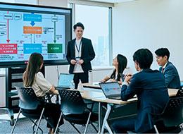 安定企業の環境で、企画や改善に挑戦しながら成長できる仕事です。