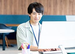 初級エンジニア◆3ヶ月間の研修からスタート◆年休最大128日◆上場企業グループ◆残業月平均8.7h◆リモート有
