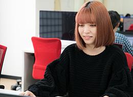 QAリーダー/女性メンバーも活躍中/基本定時退社/服装自由/年休120日以上/仕事とプライベートの両立◎