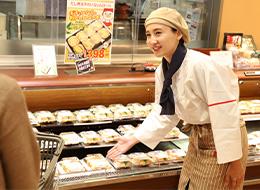 デリカ部門(惣菜/寿司)の店舗スタッフ★未経験OK★残業月20h程★平均賞与4.4ヶ月分★198店舗で募集!
