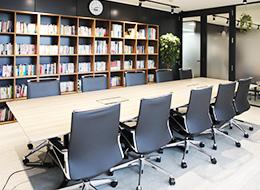特定の業界に依存しないため、安定した経営基盤のもとで、長く働ける環境があります。