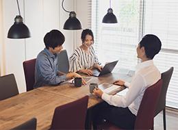 屋外広告の製作ディレクター/業界トップクラスのシェア■賞与年3ヶ月分■年休120日~■既存顧客メイン■家族手当