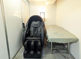 エンジニアがパフォーマンスを高められるよう、マッサージ機、休憩室も用意しております。
