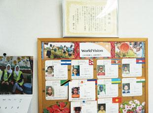 上記の写真は、中野社長が起業する前から支援している途上国の子供達写真とNPOからの感謝状の一部です。