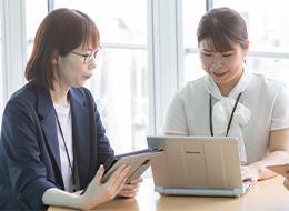 ▲Iさん 写真左 「子育てもキャリアも両立できる環境だから、安心して前を向けています。」