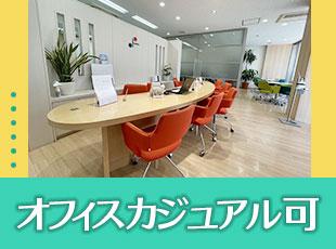 夏季はポロシャツなど、カジュアルな服装でOKです!