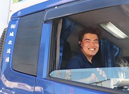 輸送の合間にも、車庫で社員同士顔を合わせたら雑談をしながら、息抜きをしています!