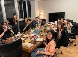 いつも活気あふれるオフィスで、真剣な議論と笑顔が絶えない職場です。