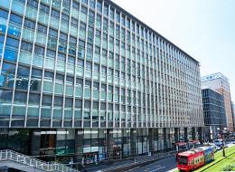 駅前にあるオフィスは通勤が便利。買い物やランチスポットも充実しています。