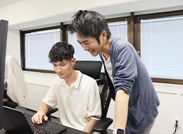 Web開発エンジニア/最短入社半年で上流工程可/自社内開発/フレックス＆リモート有/AI積極活用/研修有