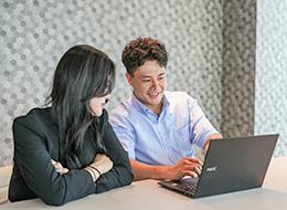 SNSマーケター／未経験／年休127日／月残業3h以下／フルリモート／フレックス／平均月収40万円／初掲載