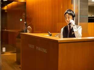 お客様対応以外の時間は、パーキング付近のカウンターで座って待機。体力的な負担は軽めです！