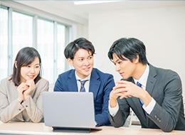 社長も社員も同じフロアで働いており、いつでも顔を合わせて話せる、フラットな職場です