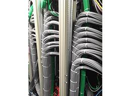 放送局で使用する機器の配線。慣れるうちにきれいな配線が組めるようになっていきます！