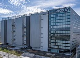 新卒と中途の割合は新卒が55%で中途が45%。中途入社のハンデは一切ありません。