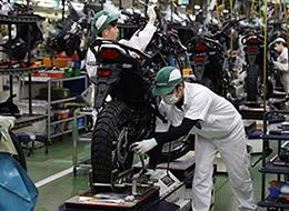 従業員の多くは男性ですが、女性スタッフも働いてます。