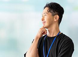 自社内インフラエンジニア／リモート有／AWS、Azure活用／家族手当・家賃補助あり／年休129日／賞与年2回