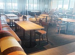 青山本社にはカフェテリア（食堂）やマッサージルーム、茶室を完備。充実した福利厚生も魅力です。