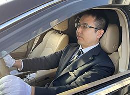 安全運転は当たり前。故人様とご遺族の想いを乗せて、静かに、丁寧にハンドルを握ります。