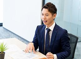 法人営業／既存顧客多め／残業月20時間以内／週休二日制／月給30万円～／家族手当あり／海外出張あり