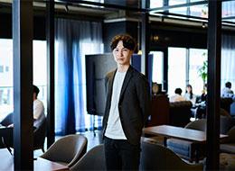 自社開発エンジニア/フルリモート（月4出社）/フレックスタイム制/IPO準備中/平均年齢29歳/髪型・服装自由