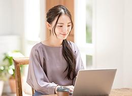 会議は基本的にオンラインで行っており、それぞれの能力が最大限発揮される効率的な働き方を実現しています