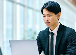 契約スタッフ★未経験歓迎★完全週休2日★月給32万円★3ヶ月研修有★賞与2回★正社員デビュー歓迎