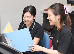 20代の若手社員が活躍中！服装自由なので私服で勤務OK。リラックスして働けます◎