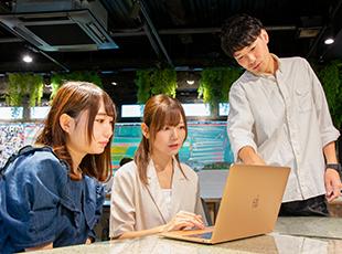 研修のワンシーン。講師が目線を合わせて丁寧に分かりやすく伝授します！