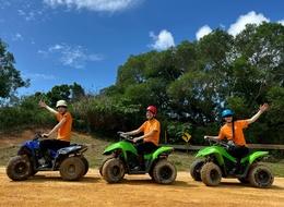 沖縄でバギー体験！全力で楽しむのがActCom流の社員旅行。