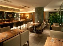 ライブ感あるオープンキッチンのほか、春には店内から桜が見えたりと、こだわりの空間が広がっています。