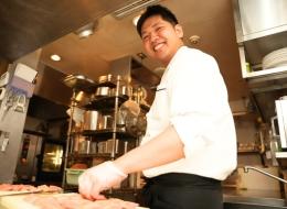 カジュアルフレンチ店のキッチンスタッフ／自由にメニュー開発に挑戦可／老舗ホテル内×安定経営／定着率9割以上