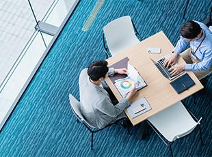 こだわりの本社オフィスは白や木目を基調とした広々として空間で、コワーキングスペース等も設けています◎