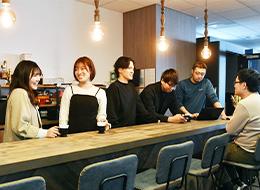 プログラマー｜還元率最大95%｜案件選択制｜定着率90%以上｜残業月平均7.9h｜年休135日｜チーム案件あり