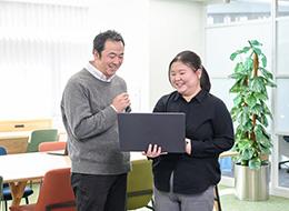 【SE】月給35万円～／年収800万円も可／リモート可／年休122日／勤続平均14年／有給取得平均14日