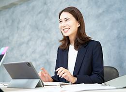 人事採用《新セクション》/月給30万円スタート/東証スタンダード上場企業G/第二新卒歓迎/年間休日120日以上