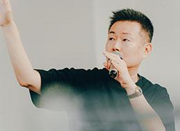 「現在は希望通りフルリモートの案件に参画しています」(写真は代表・鈴木)