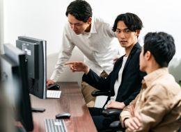 クラウドサービス開発エンジニア◆導入実績2万件超の自社サービス◆残業月平均20H◆男性の育休取得実績あり