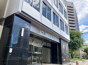 最寄り駅から徒歩2分の好立地！社会貢献性の高い事業で、会社とともにさらなる飛躍を目指しましょう。