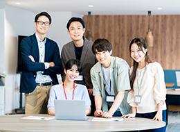 あなたの“はじめて”を本気で応援。丁寧な教育×優しい先輩がそろうIT企業で新しい一歩を！
