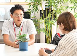 放課後、課題の質問や就職活動の相談などを受けることもしばしば。