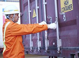 港作業スタッフ／男性の育休取得実績有／平均勤続年数14年／年休120日～／残業代全額支給／家族手当・食事手当有