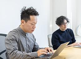 「現在はiOSの開発だけでなくWebのフロント開発全般に関わっています」入社7年目／エンジニア