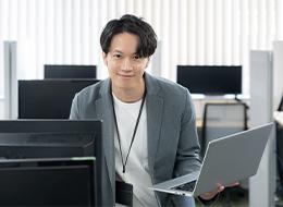 【社内SE】未経験OK／残業ほぼゼロ／年休120日以上／資格支援あり／賞与年2回／17:30退社可